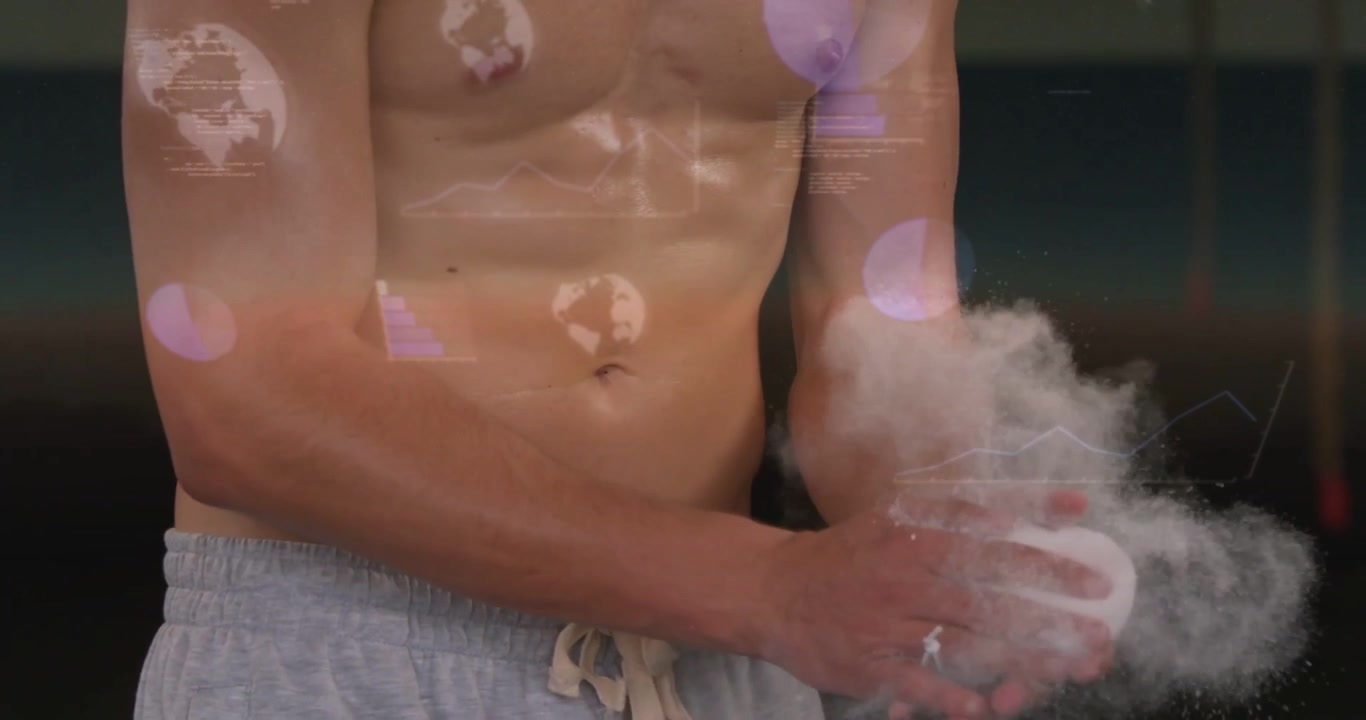 Video verticale: Uomo a torso nudo che prende il gesso, strofinandosi i palmi e le braccia per un sollevamento in palestra, con dati.