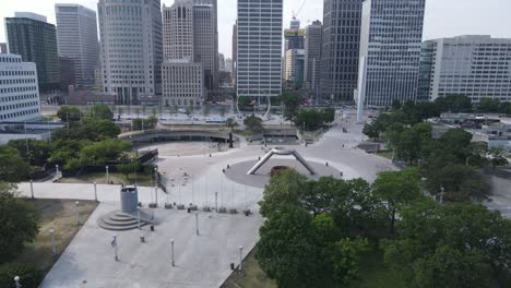 Famous-landmarks-and-skyline-of-Detroit,-aerial-ascend-view