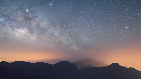 Timelapse-De-La-Vía-Láctea-Subiendo-En-El-Cielo-Despejado-De-La-Isla-De-La-Palma,-Islas-Canarias,-España