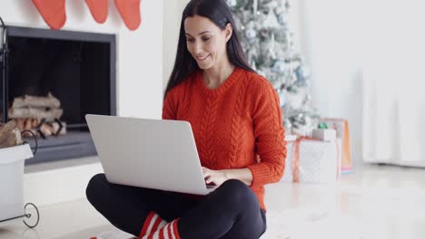 Mujer-Joven-Relajándose-En-Casa-Durante-La-Navidad