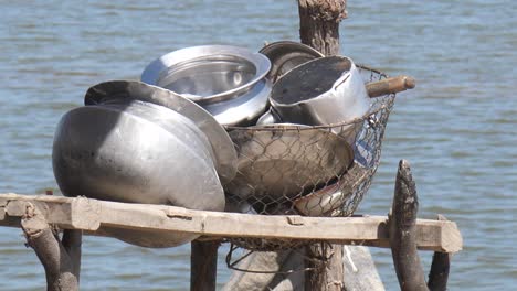 Video-De-Los-Utensilios-Que-Se-Usaron-Para-Distribuir-Alimentos-En-El-Alivio-De-Inundaciones-En-Maher,-Sindh-Guardado-En-La-Repisa-De-Madera-Para-Secar