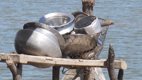 video de los utensilios que se usaron para distribuir alimentos en el alivio de inundaciones en maher, sindh guardado en la repisa de madera para secar