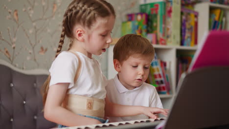 Un-Niño-Pequeño-Suspira-Mientras-Su-Hermana-Muestra-Aburridos-Acordes-Musicales