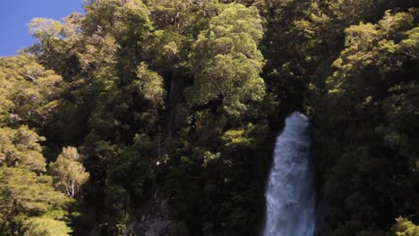Weitwinkelaufnahme-Eines-Wasserfalls-In-Einem-Dichten-Einheimischen-Wald