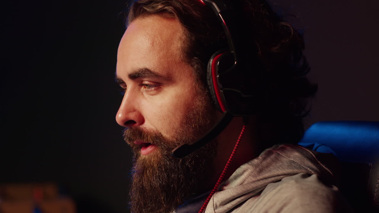 jugador con auriculares, hablando con amigos en un shooter multijugador en línea