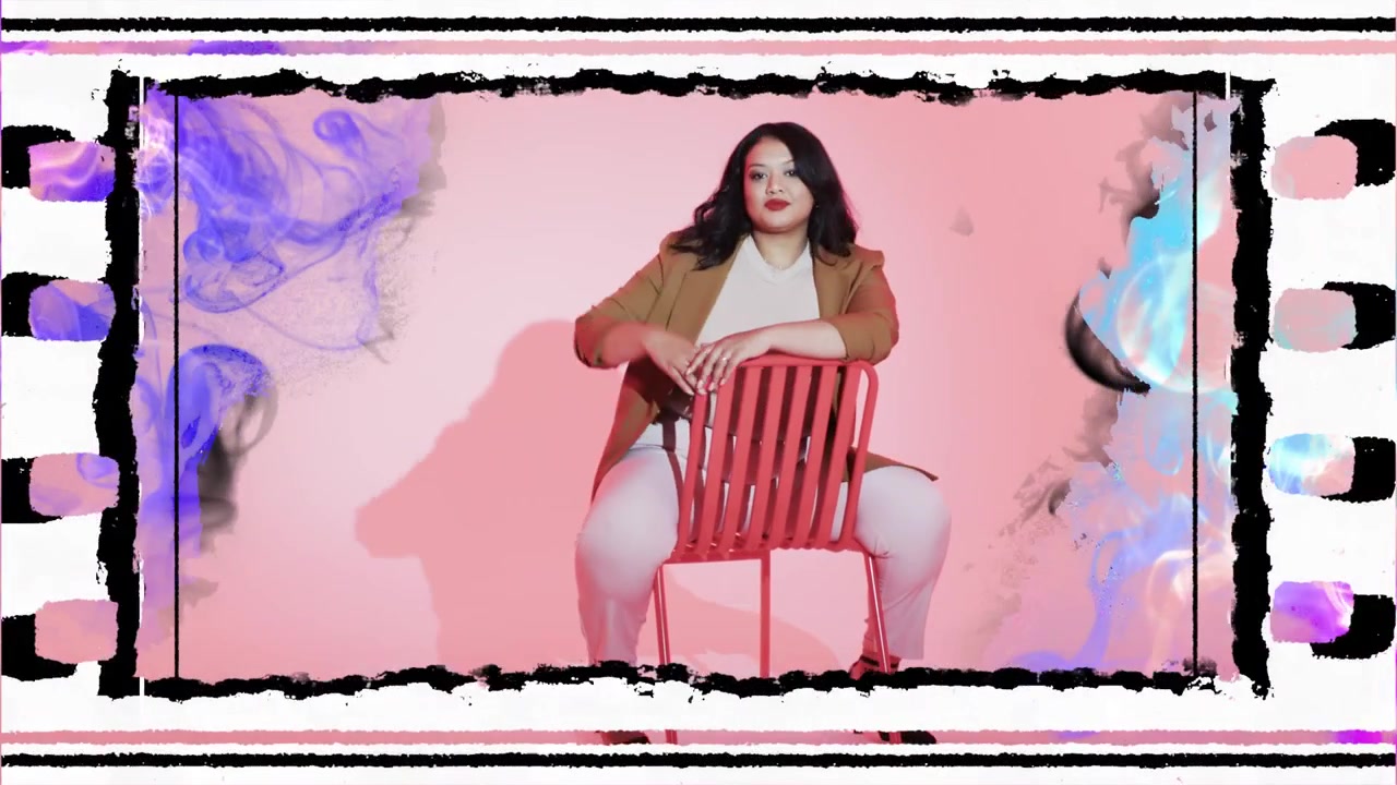 Duman süzülüyor, model kırmızı bir sandalyeyi çekiyor, üzerine oturup poz veriyor; pembe bir sette film şeridiyle editoryal bir çekim.