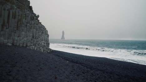 bewolkt zwart zandstrand