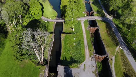 Antenne-Der-Doppelten,-Außer-Betrieb-Befindlichen-Treppenschleuse-Namens-Gamle-Dal-Im-Sonnigen-Schweden