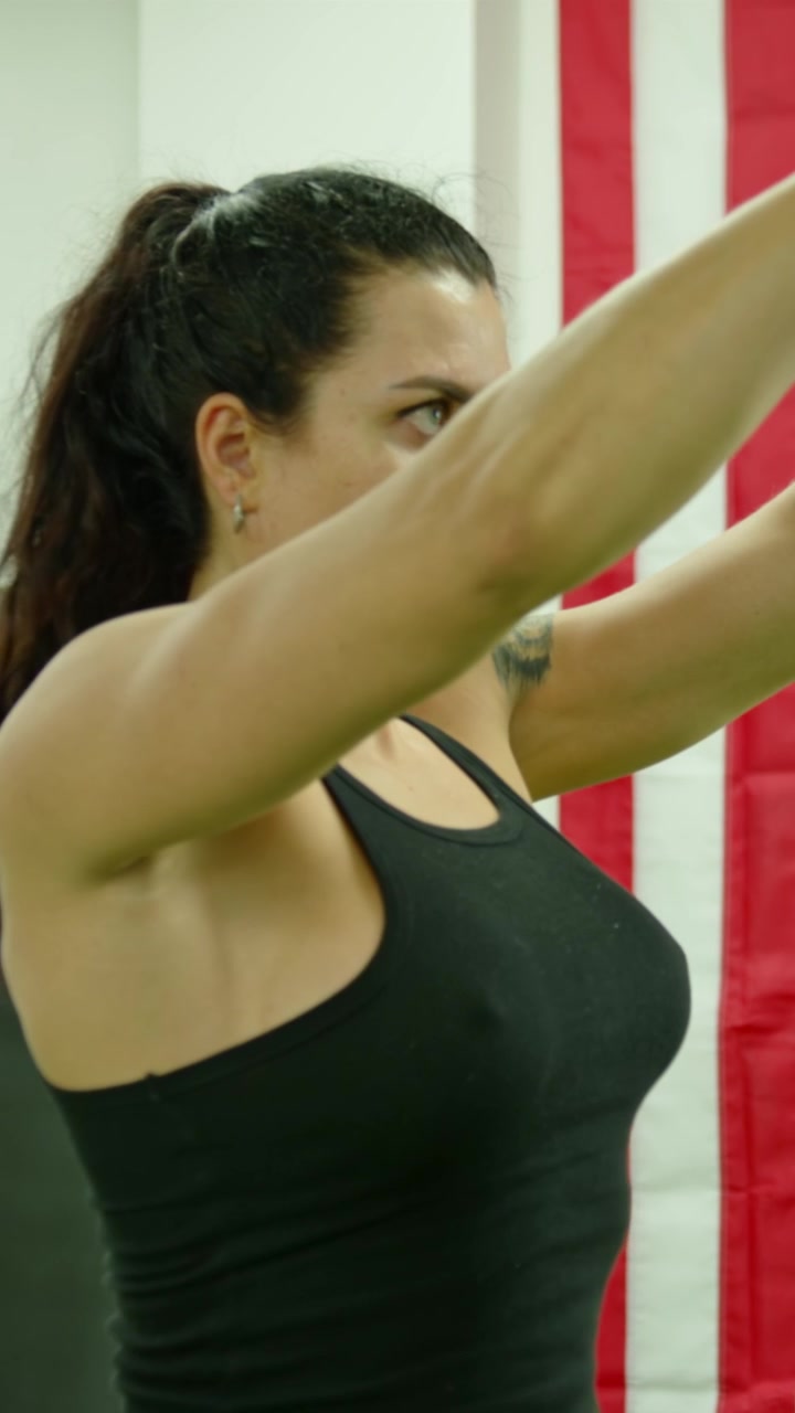 Donna attiva che si allena in una palestra
