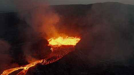 Nahaufnahme-Von-Kochendem-Magma-Im-Krater-Eines-Aktiven-Vulkans-Und-Lavastrom,-Der-Nach-Unten-Fließt.-Fagradalsfjall-Vulkan.-Island,-2021