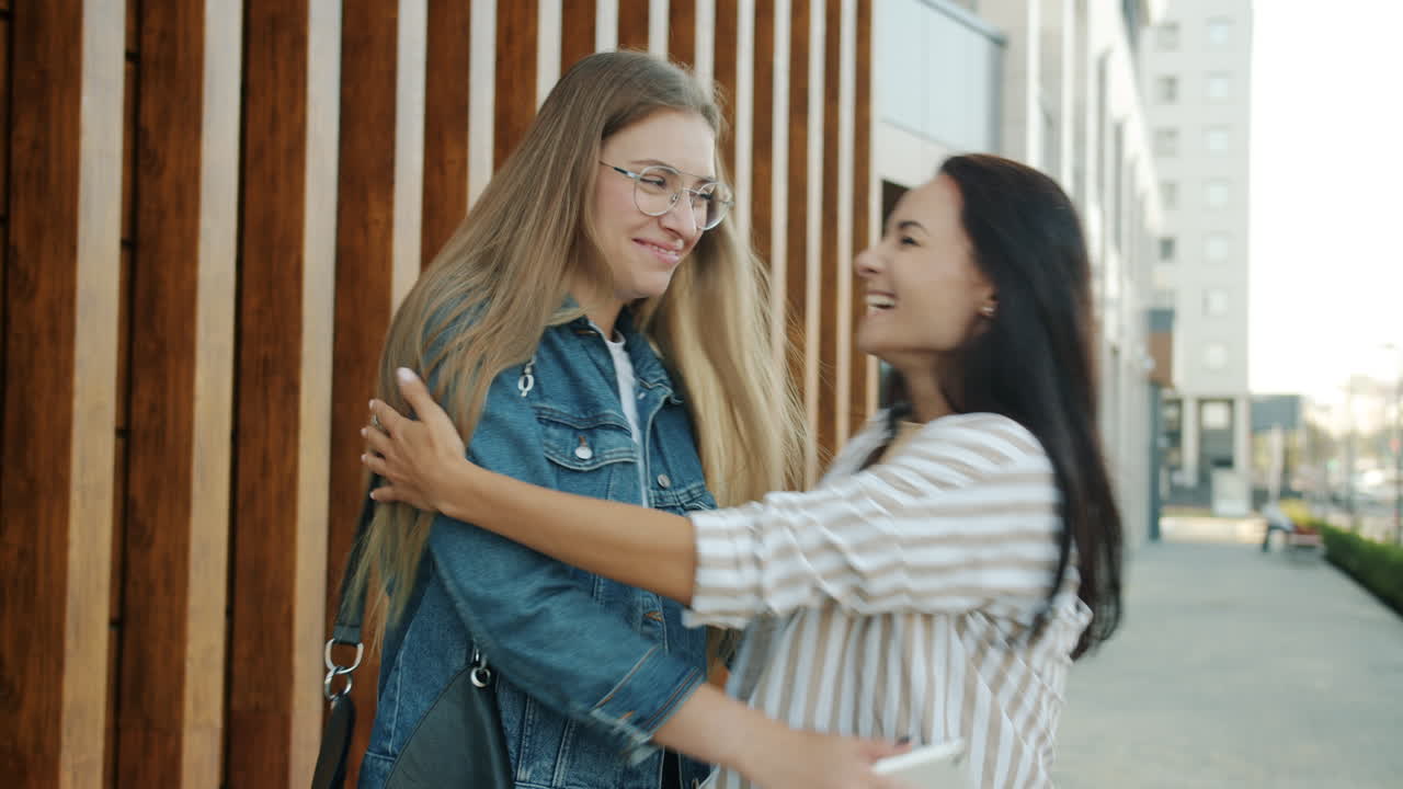amigos felices abrazándose al aire libre