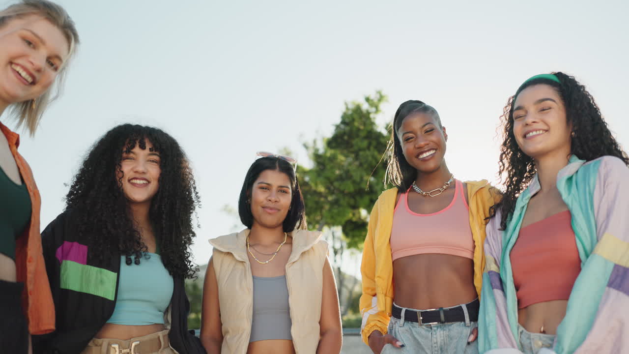 amigos, retrato y diversidad del grupo en el parque