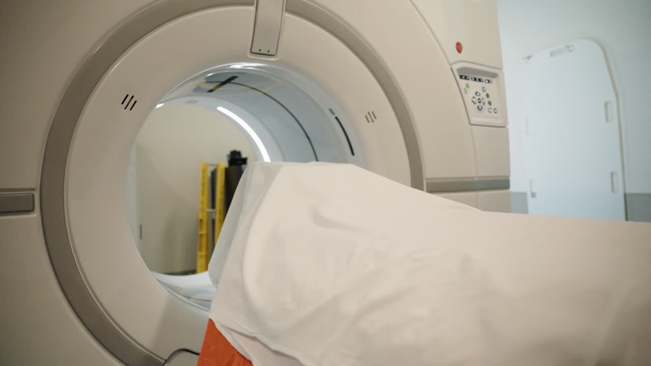 машина мрт движется в больнице, 4к оттягивается