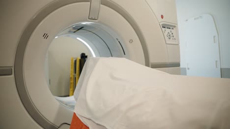 la máquina de resonancia magnética se mueve en el hospital, 4k se aleja