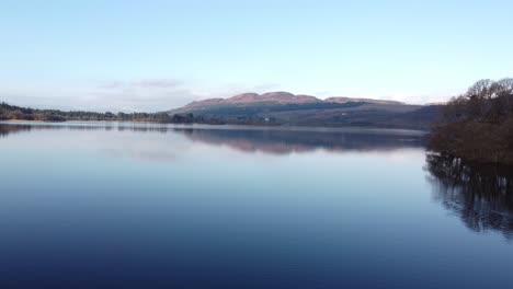 Lago-Con-Ben-Lomond-Mountain-En-El-Fondo,-Escocia