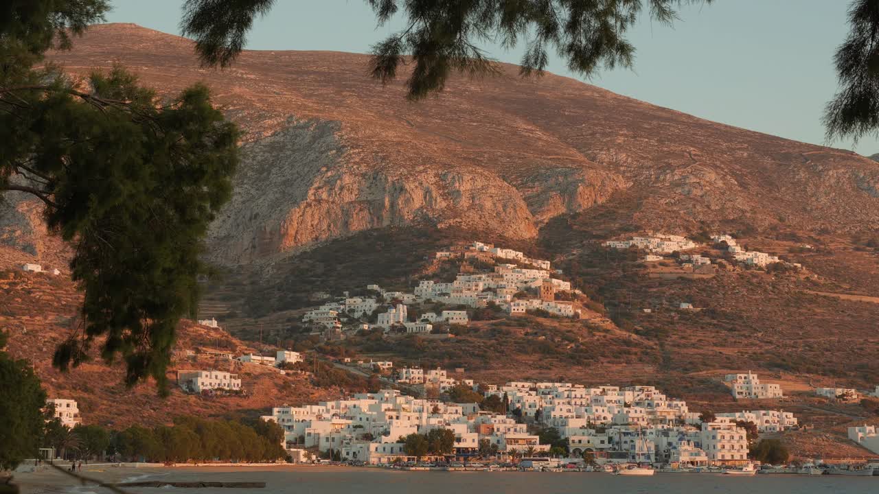 primer plano al atardecer en el bonito y pequeño pueblo de egliali en la isla de amorgos en las islas cícladas griegas, mar eagean