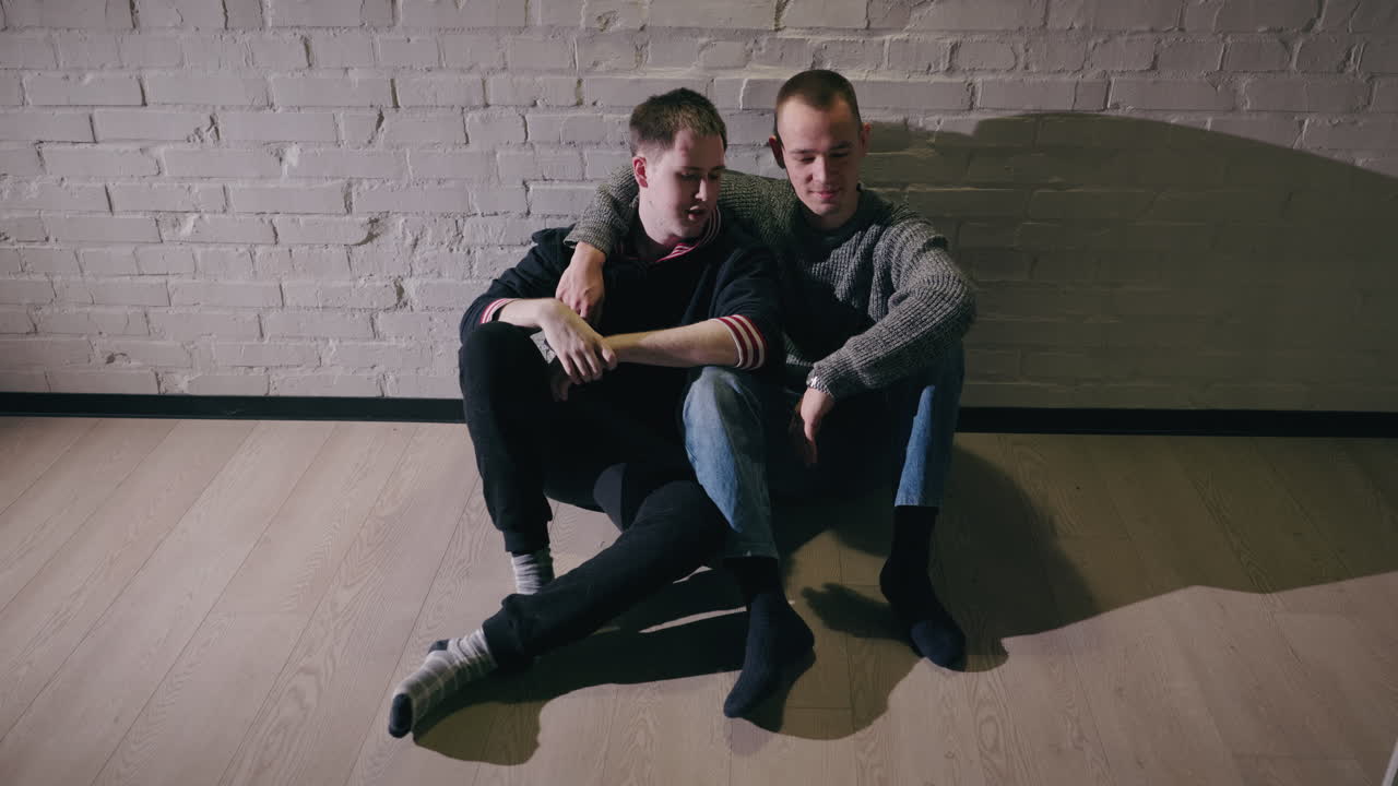 двое мужчин сидят вместе