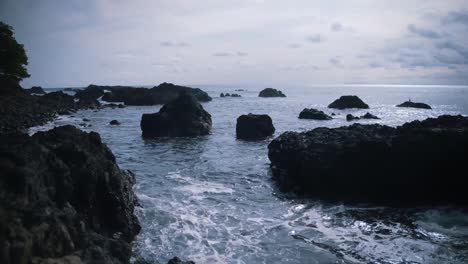 Una-Costa-Rocosa-En-La-Costa-Oeste-De-Costa-Rica