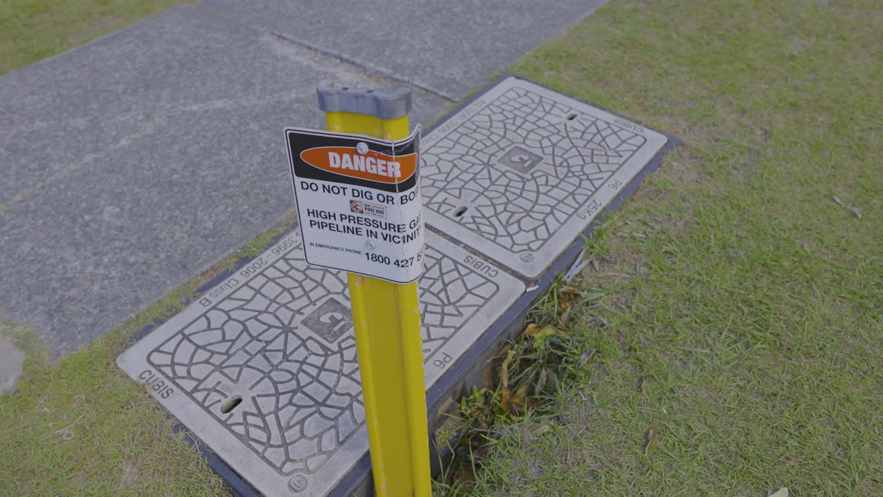 señal de advertencia para el medidor de gas en la playa de currumbin