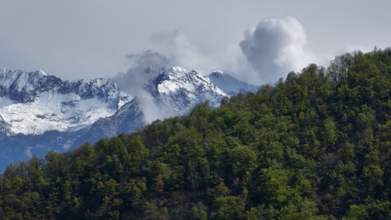 cordillera verde escénica que revela nubes que envuelven la cima de la montaña alp puntiaguda