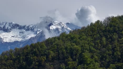 cordillera verde escénica que revela nubes que envuelven la cima de la montaña alp puntiaguda