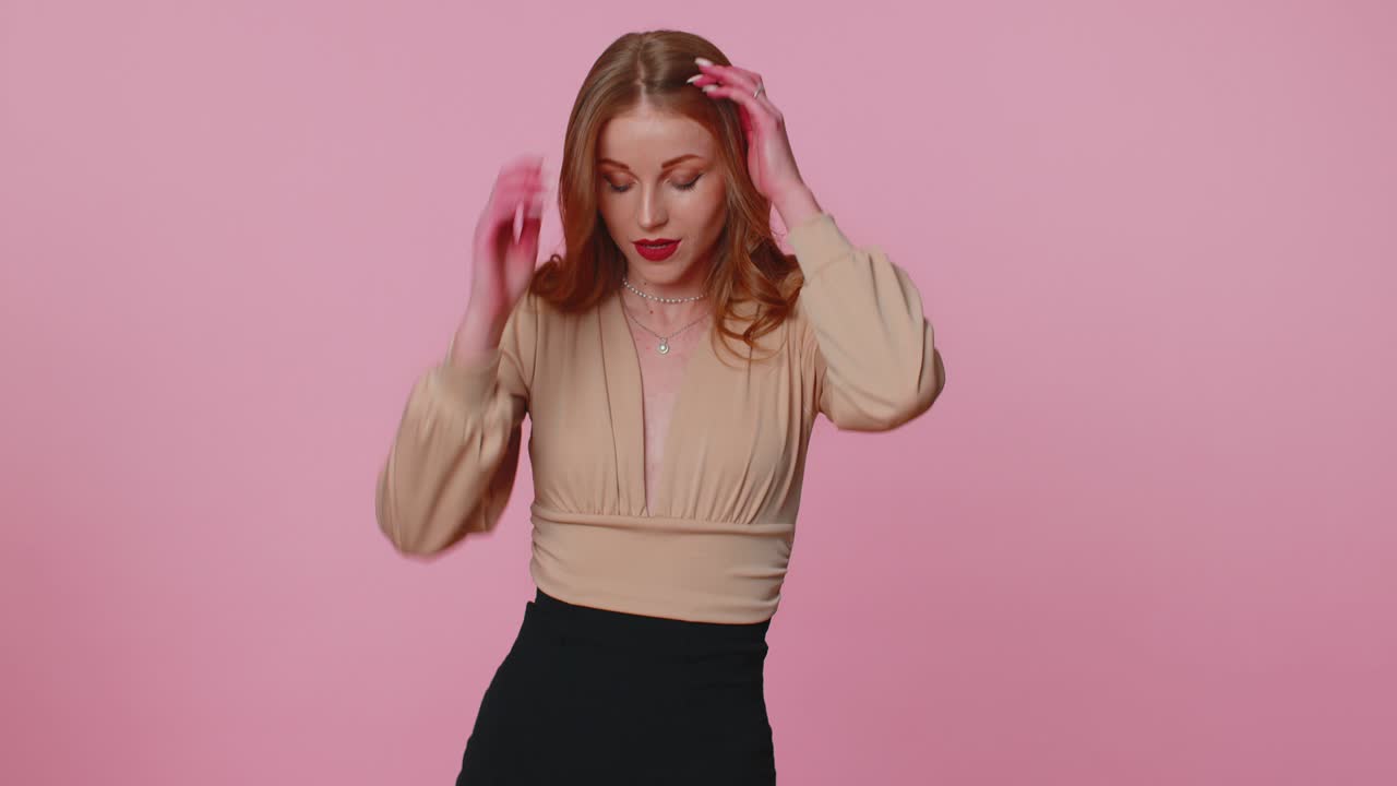 성인이 된 솔직한 갈색 소녀는 혼자 잃고 놀랐다 갑작스러운 복권 결과, 불행, 손실