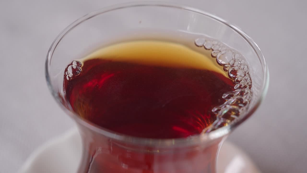 유리 컵에 넣은 터키 차