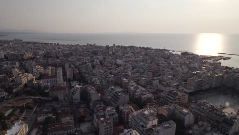 vista aérea panorámica de la puesta de sol sobre la ciudad de patrás a la hora dorada, grecia