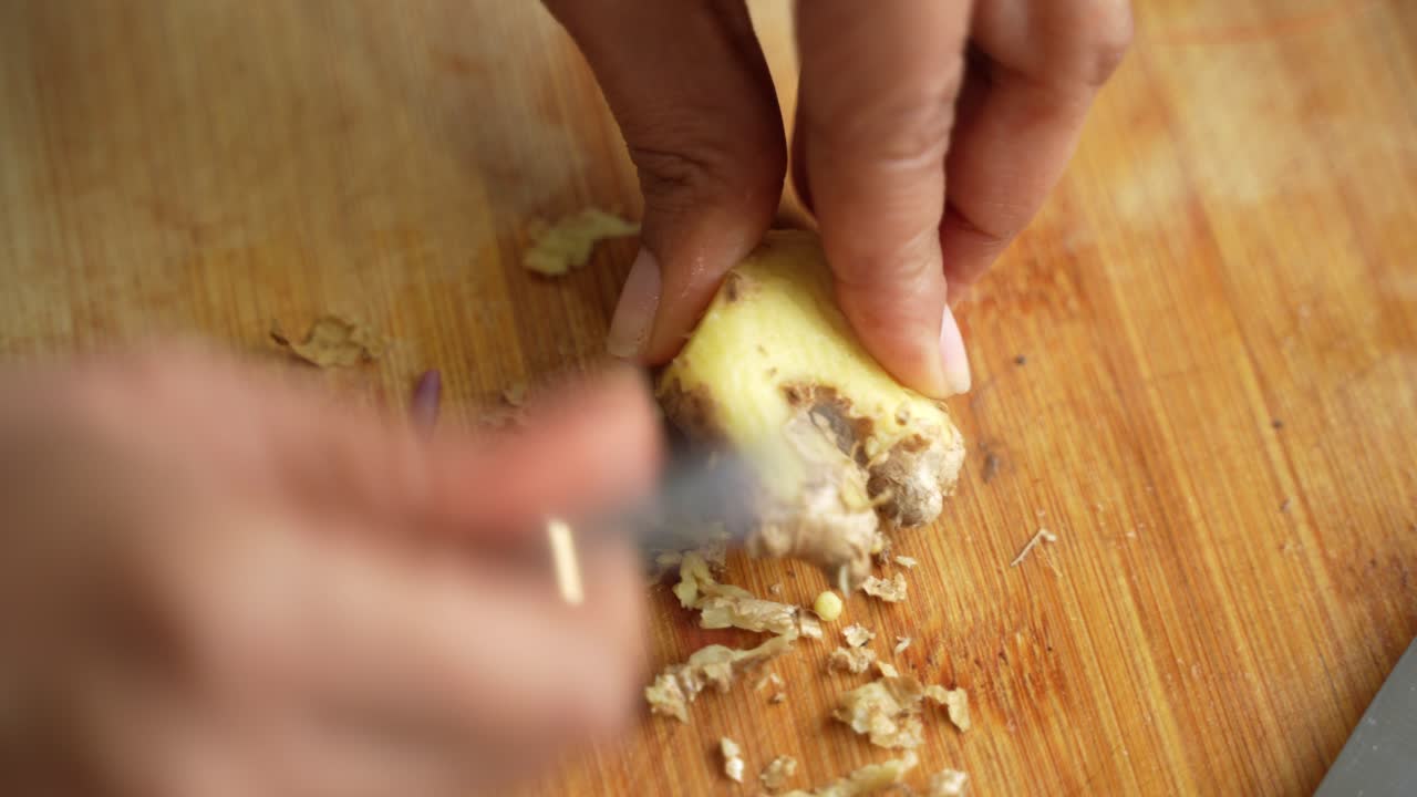 Peeling of ginger using a spoon.