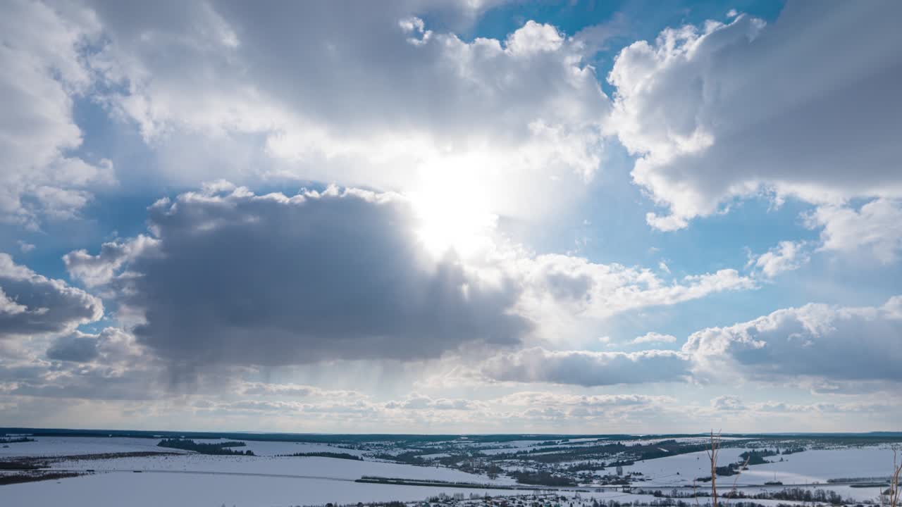 временные облака, качающиеся пушистые облака движутся, белые молнии облака временные облака. 4k временные облаки белых облаков с голубым небом видео цикл