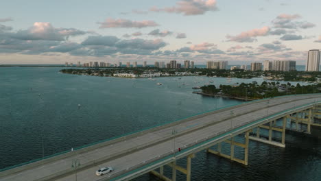 Drohnenschuss,-Der-über-Die-Jerry-Thomas-Gedenkbrücke-In-Florida-Fliegt