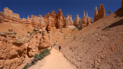 Junges-Mädchen,-Das-Zwischen-Den-Hoodoos-Im-Bryce-Canyon,-Utah,-Spaziert