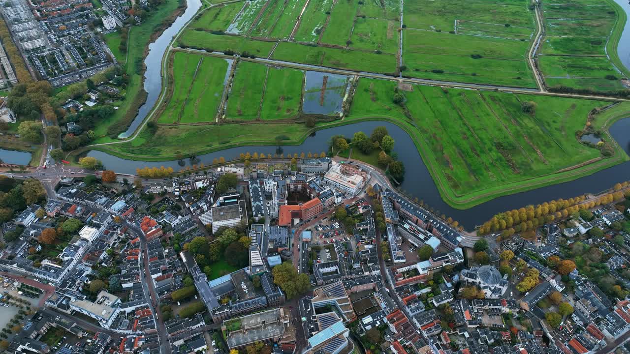 드론은 도시 중심의 가장자리와 네덜란드의 덴 보쉬의 초원 위를 날고 있습니다.