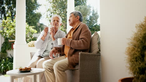 una pareja madura, hablando y tomando café en el jardín.