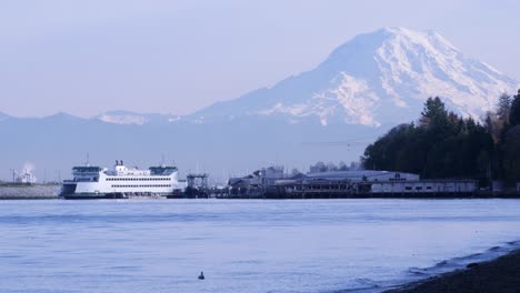 El-Ferry-De-Chetzemoka-En-Su-Muelle-Cerca-Del-Punto-De-Desafío-Con-El-Monte