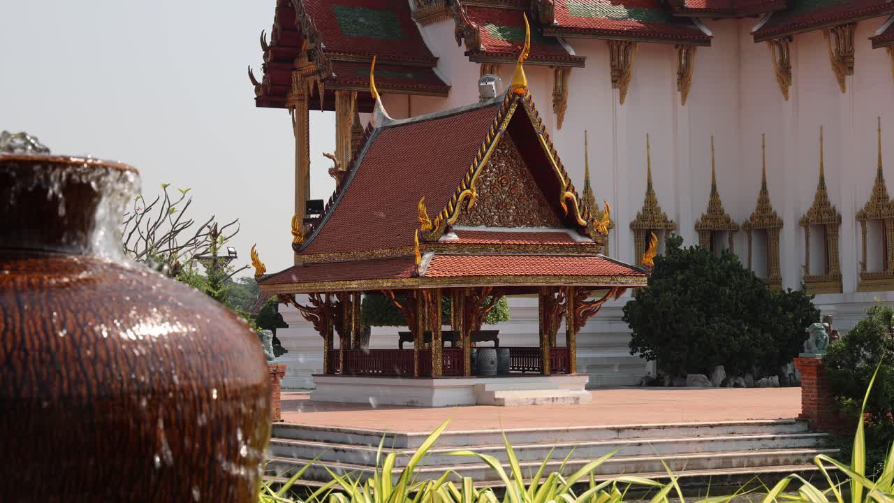 vista estática de un templo con un frasco en primer plano