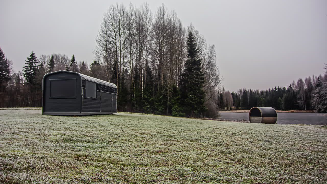mañana helada en un remolque de camping que se derrite cuando el sol calienta el campo - lapso de tiempo