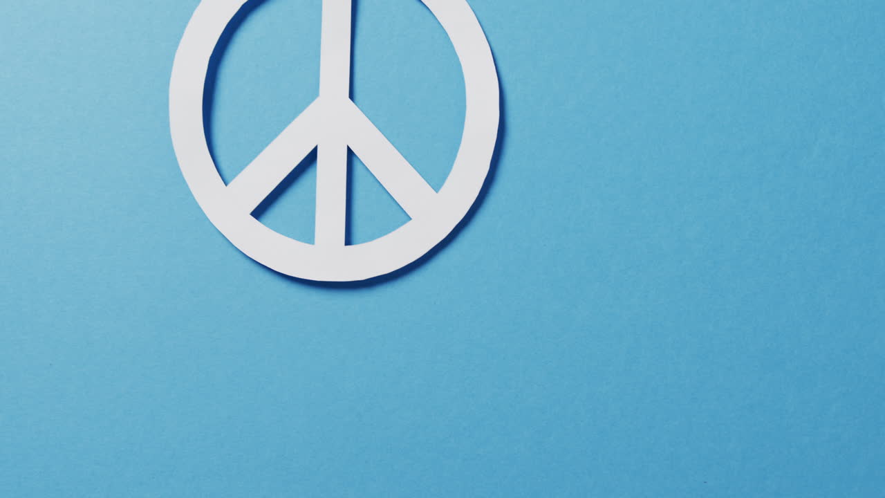 cerrar el signo de paz blanco y copiar el espacio en fondo azul