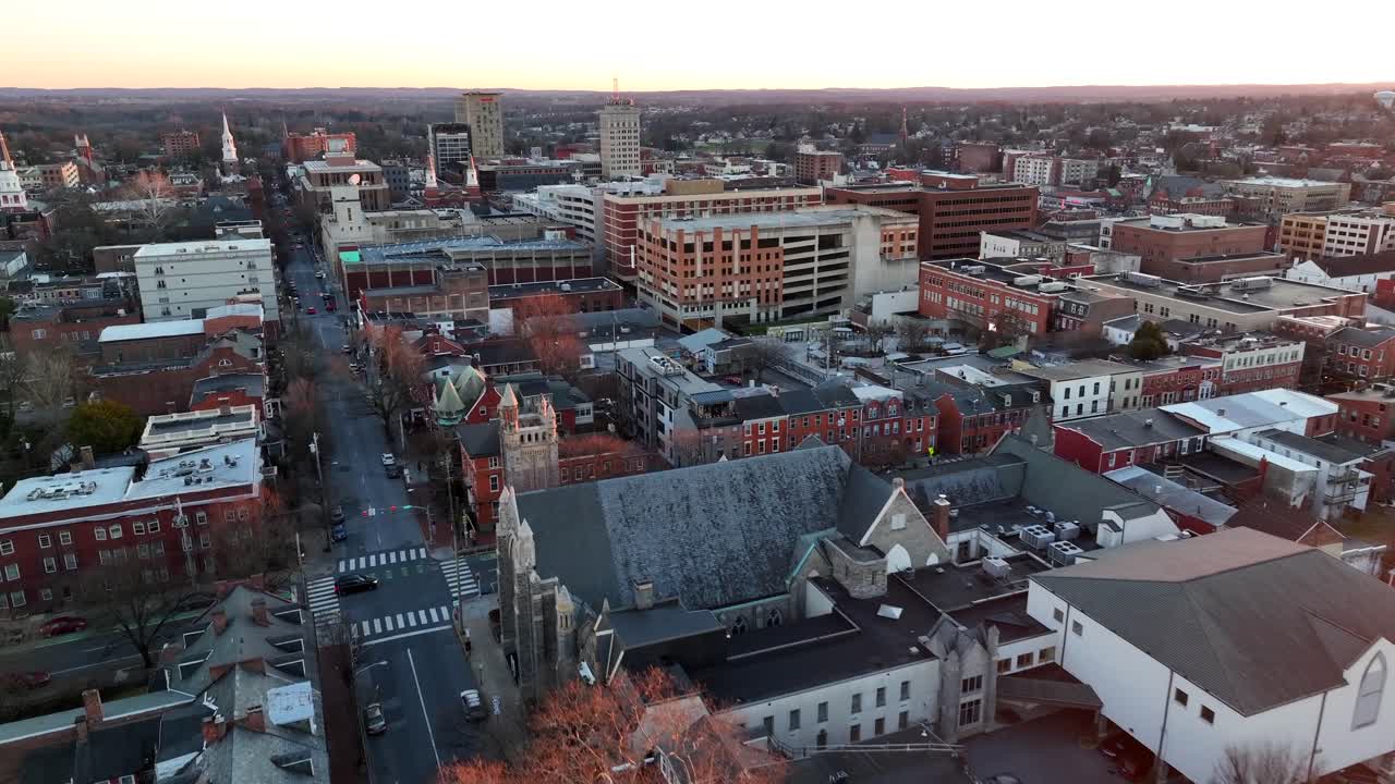 vista aérea de la ciudad americana durante la hora dorada en invierno
