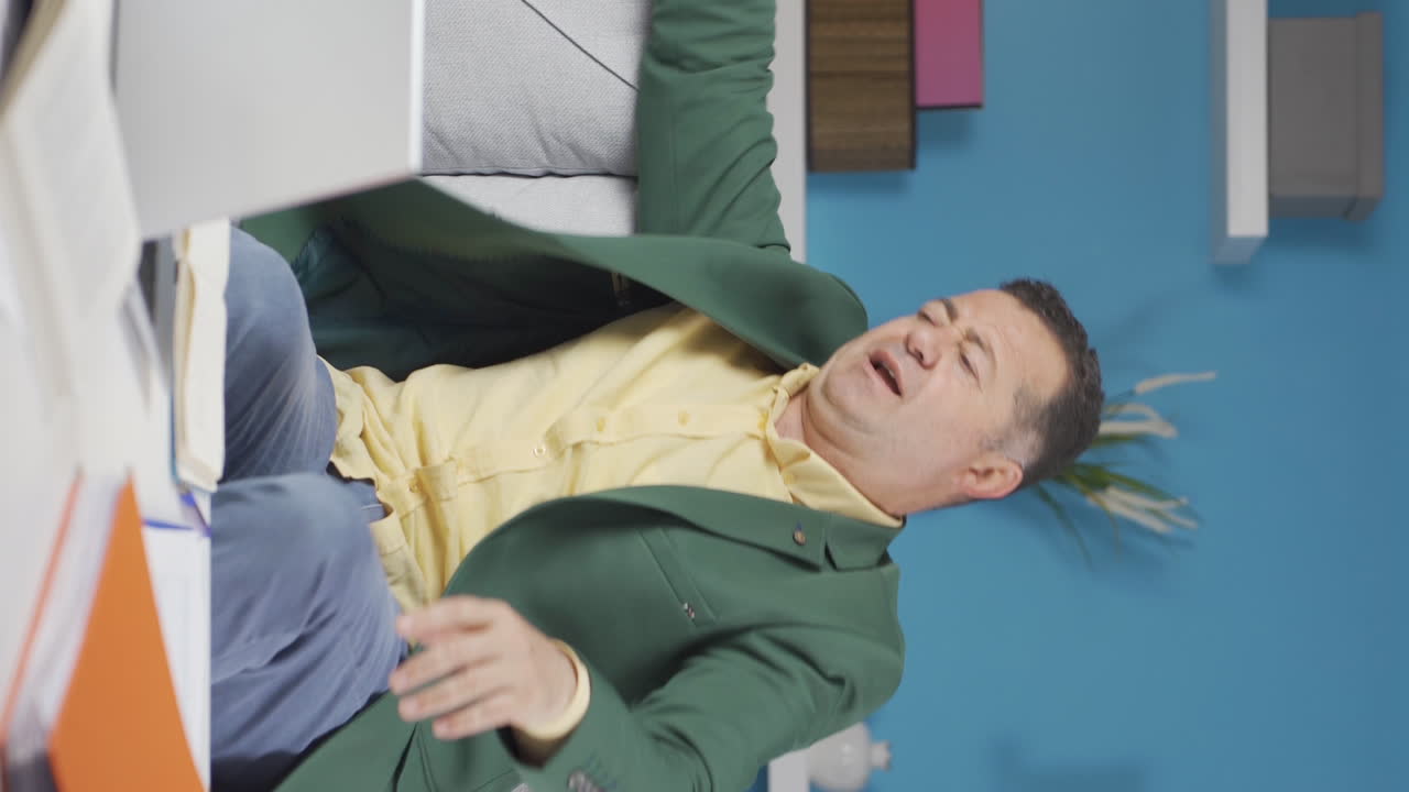 홈 오피스 직원의 수직 비디오 노인이 그의 일에서 휴식을 취하고 있습니다.