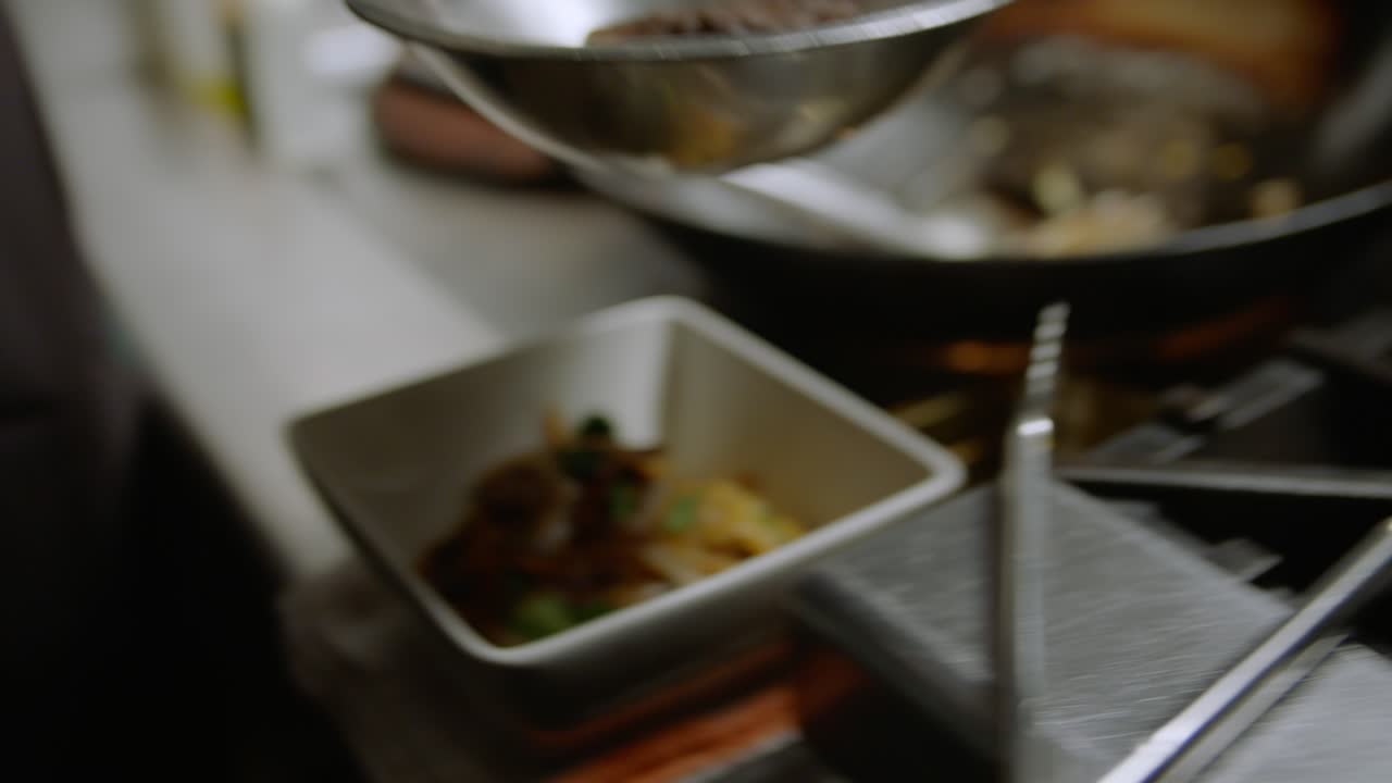 한 사람 이 그 ⁇  에 음식 에 소스 를 넣는다