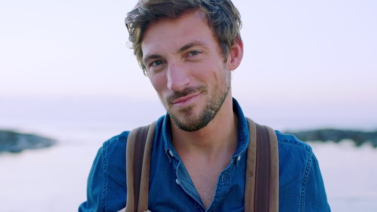 Felice, viaggio e volto di uomo in spiaggia