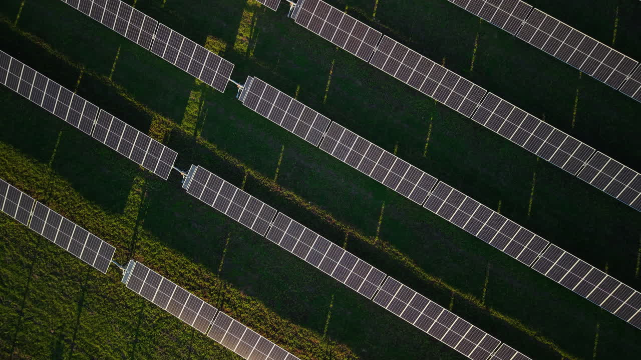 взгляд с воздуха на ферму солнечных панелей