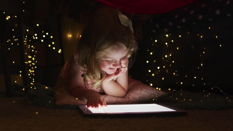 Kaukasisk mor og datter, der hygger sig med at bruge en tablet