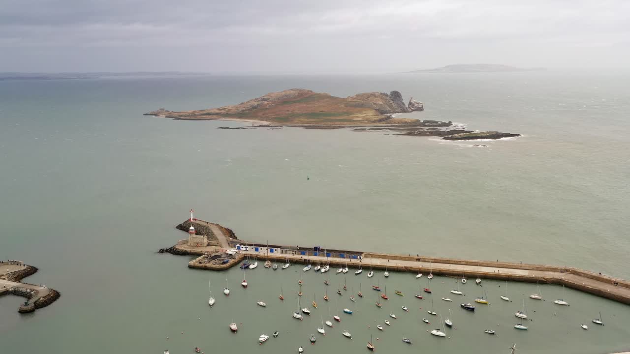 아일랜드의 눈의 파노라마 높은 각도 공중 전망, 드론이 천천히 내려갑니다.