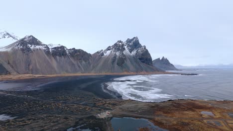 magnífica vista de la montaña vestrahorn por encima de la playa de arena negra