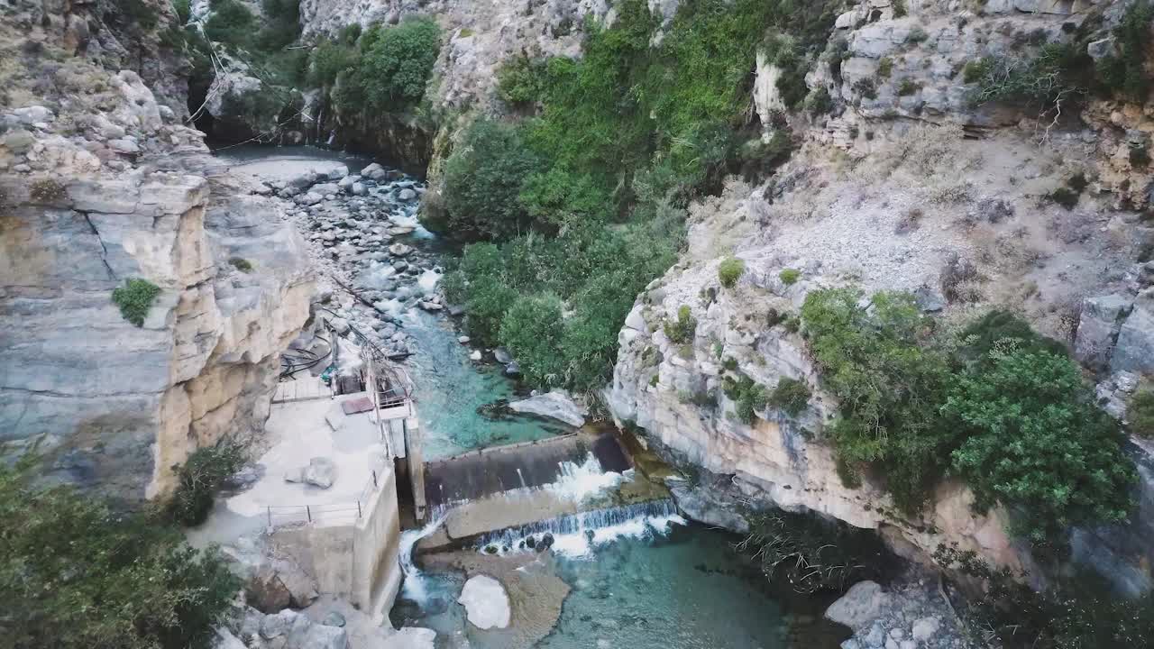vista aérea de drones de la cascada kourtaliotis gorge creta