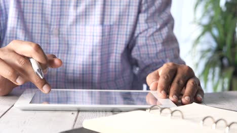 persona que trabaja en una tableta en un entorno de oficina