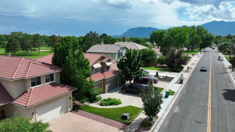 Luxurious-retirement-homes-on-golf-course-country-club-in-Colorado-Springs,-CO