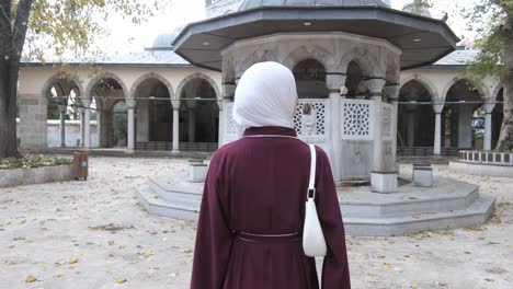 girl touristing mosque